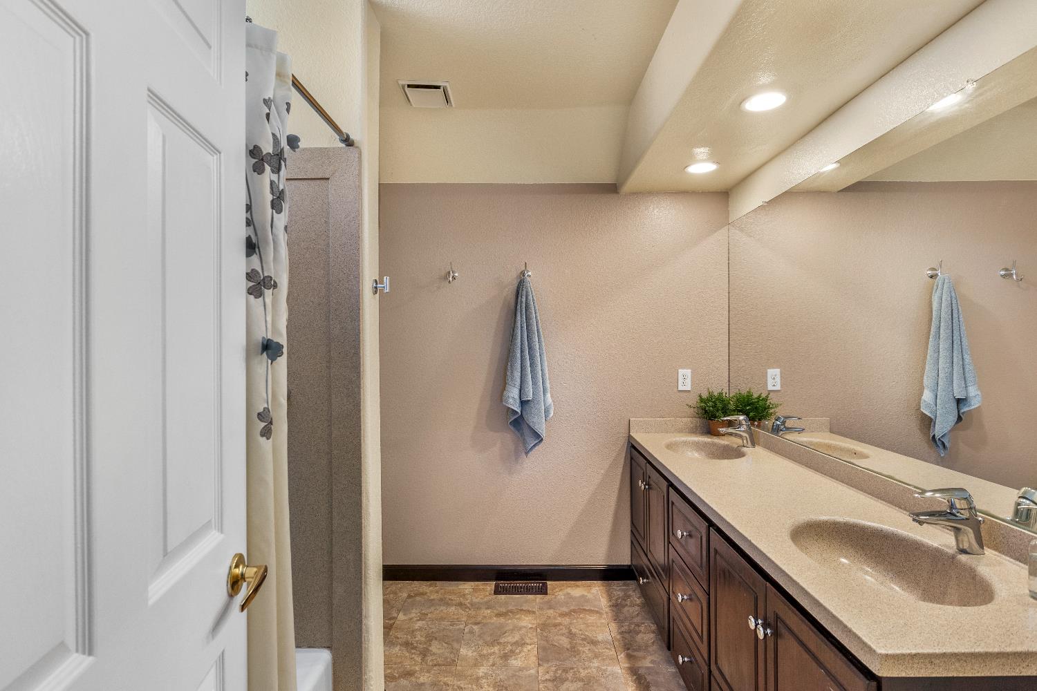 1057 Mission Ridge Drive Manteca, CA 95337 - Photo 36 of 49 Upstairs full bathroom.