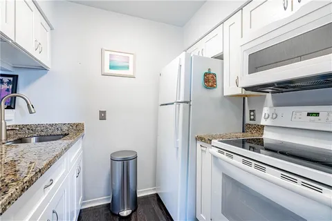 $89,500 | 2330 Edenborn Avenue, Unit 301, Metairie, LA 70001