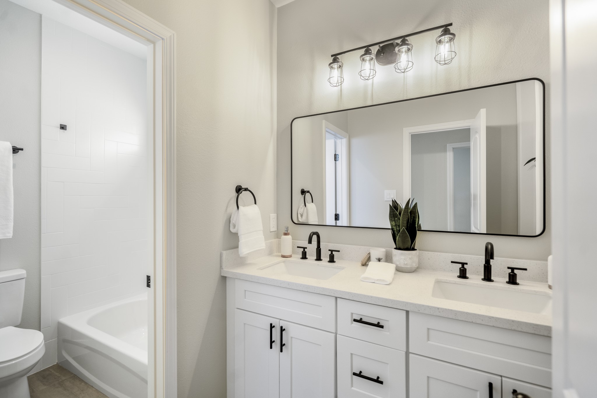 4101 East Rogers Street Houston, TX 77022 - Photo 37 of 42 a bathroom with a bathtub sink vanity and mirror