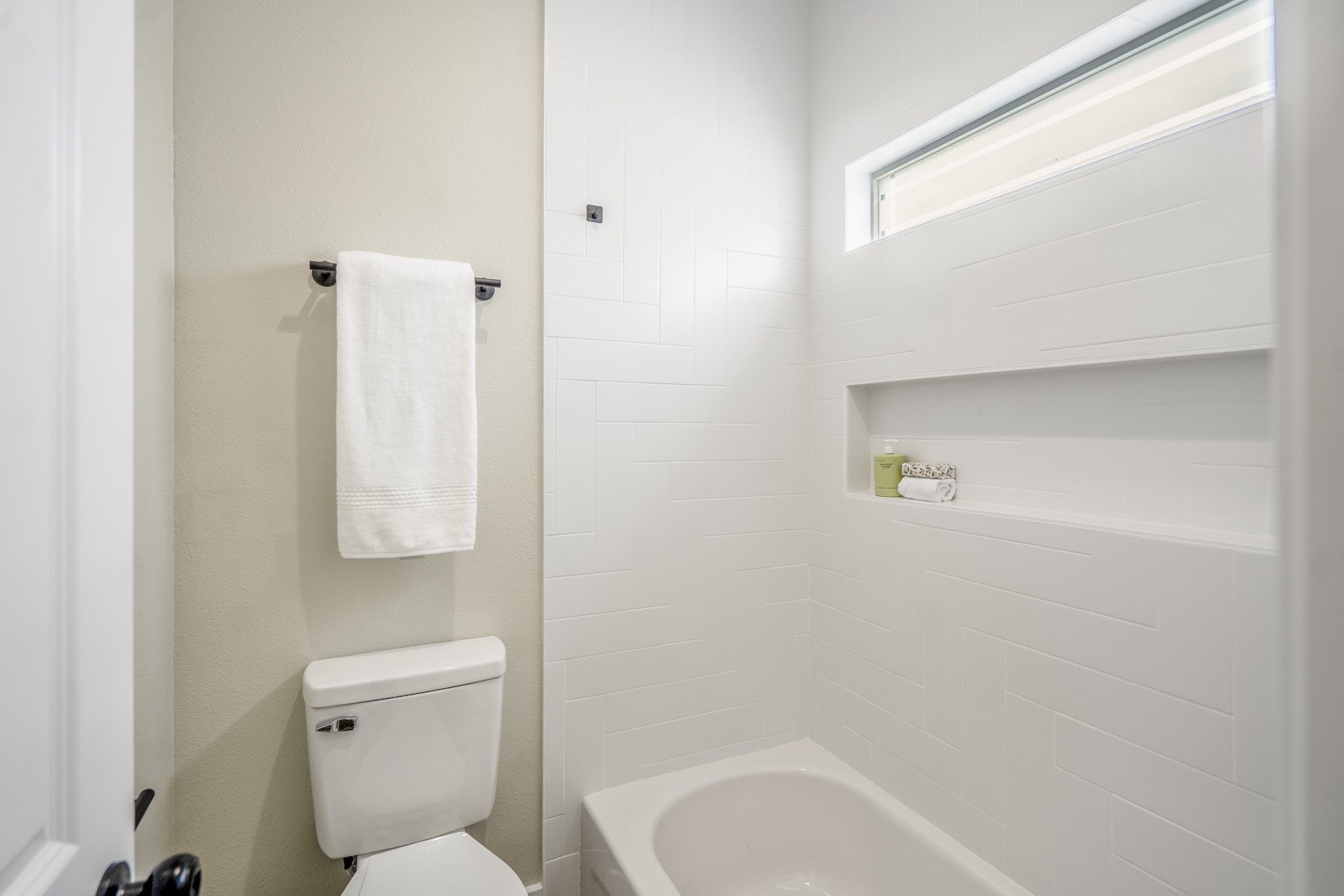 4101 East Rogers Street Houston, TX 77022 - Photo 38 of 42 a bathroom with a toilet and a bathtub