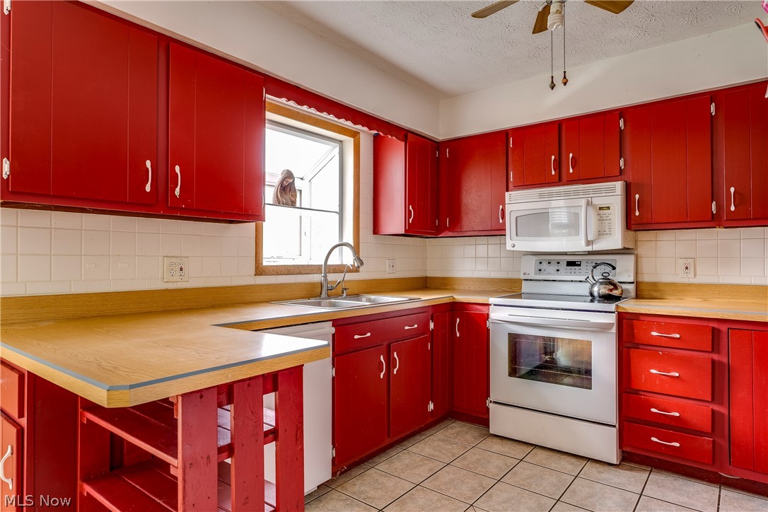 4990 Beach Road Medina, OH 44256 - Photo 10 of 34 Kitchen in a cheery red