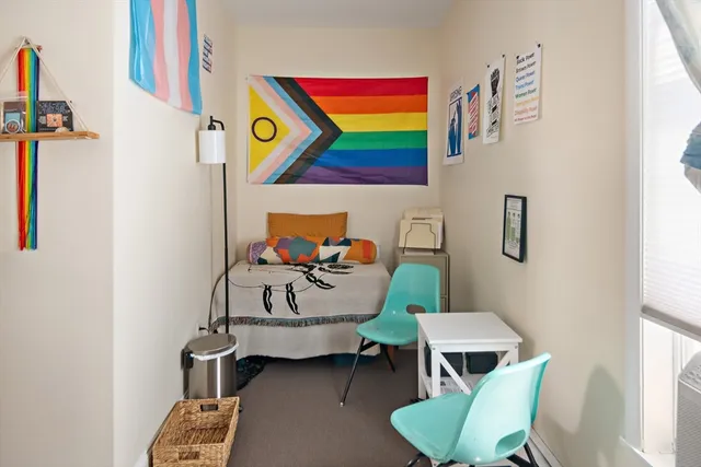 a view of entryway with furniture