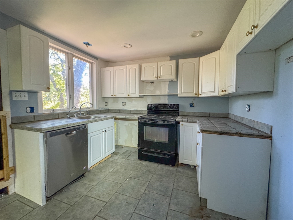 132 Kilbourn Road Lancaster, MA 01523 - Photo 5 of 15