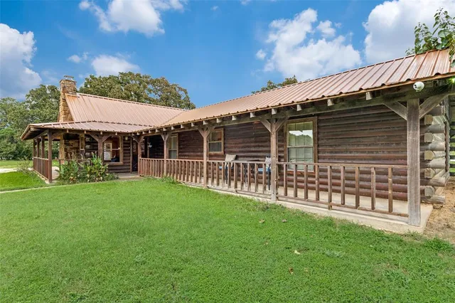 a view of a house with a backyard