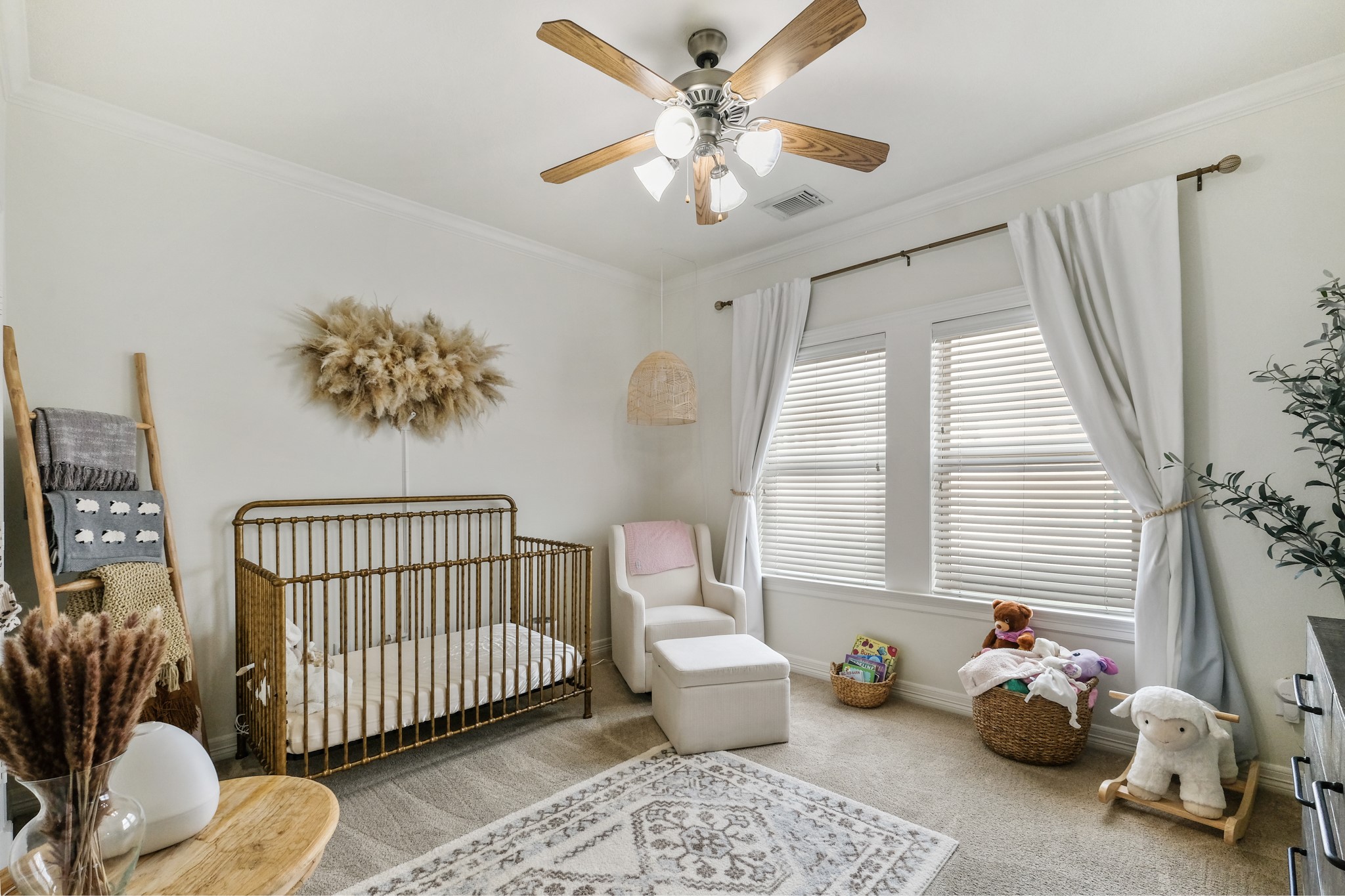 933 West 17th Street Houston, TX 77008 - Photo 11 of 19 Wonderfully appointed secondary bedroom, featuring neutral paint, crown molding, plush carpet, large windows with privacy blinds, and a ceiling fan.