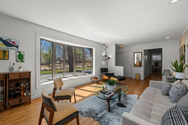 $645,000 | 11590 Elmwood Place, Deerfield, IL 60015