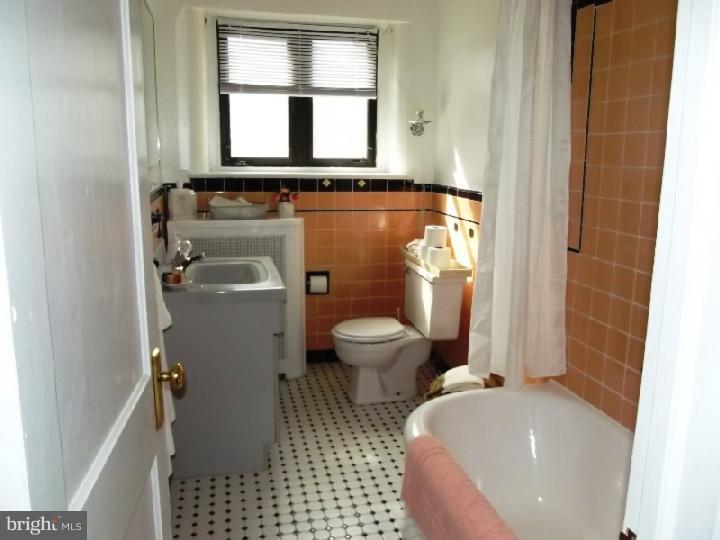 735 Vernon Road Philadelphia, PA 19119 - Photo 20 of 23 Bathroom