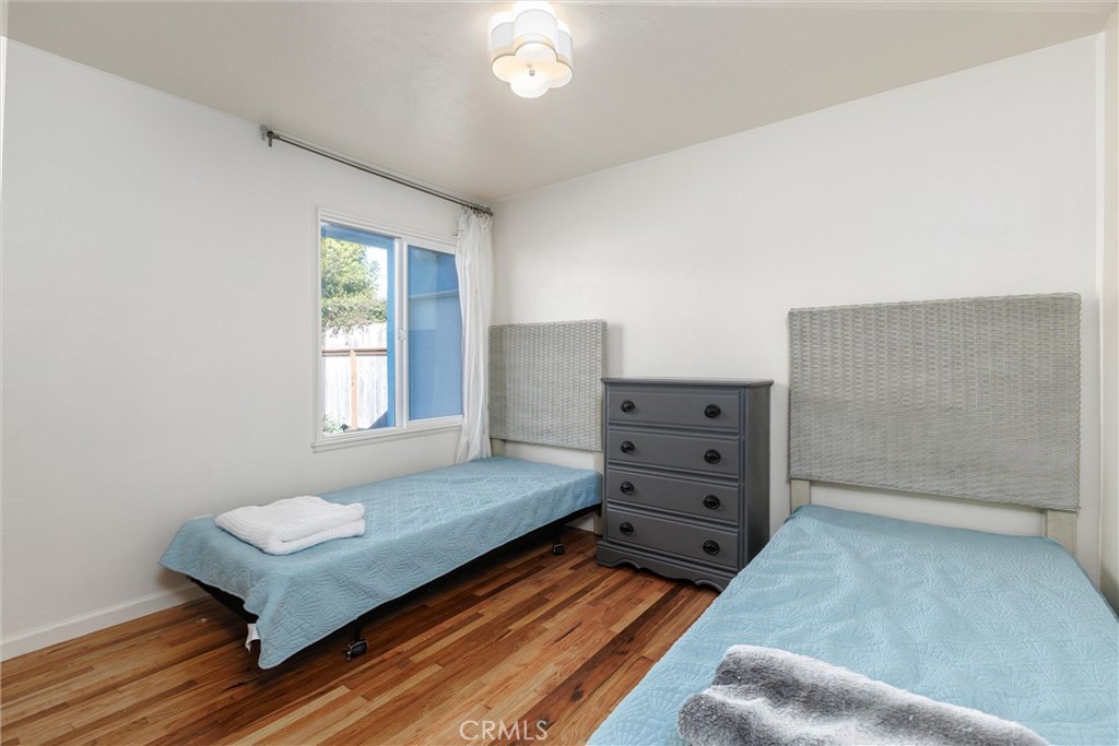 943 Pecho Street Morro Bay, CA 93442 - Photo 13 of 19 a bedroom with a bed and a window