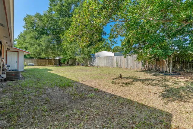 a view of a backyard