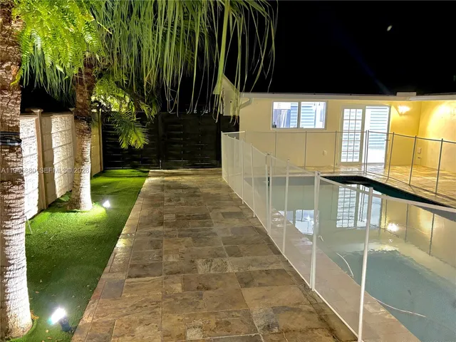 a view of a backyard