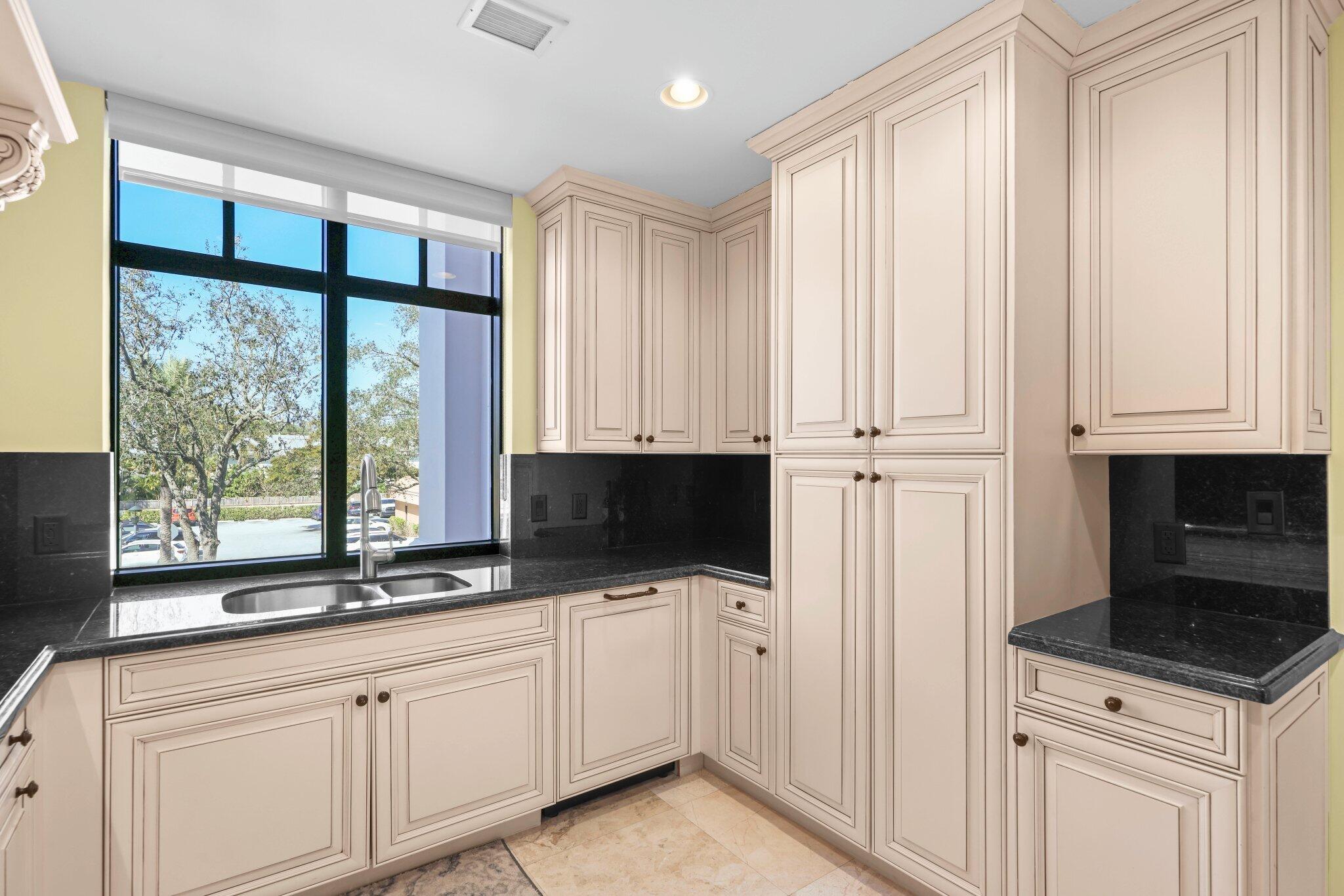 200 East Palmetto Park Road, Unit 19 Boca Raton, FL 33432 - Photo 18 of 62 Kitchen