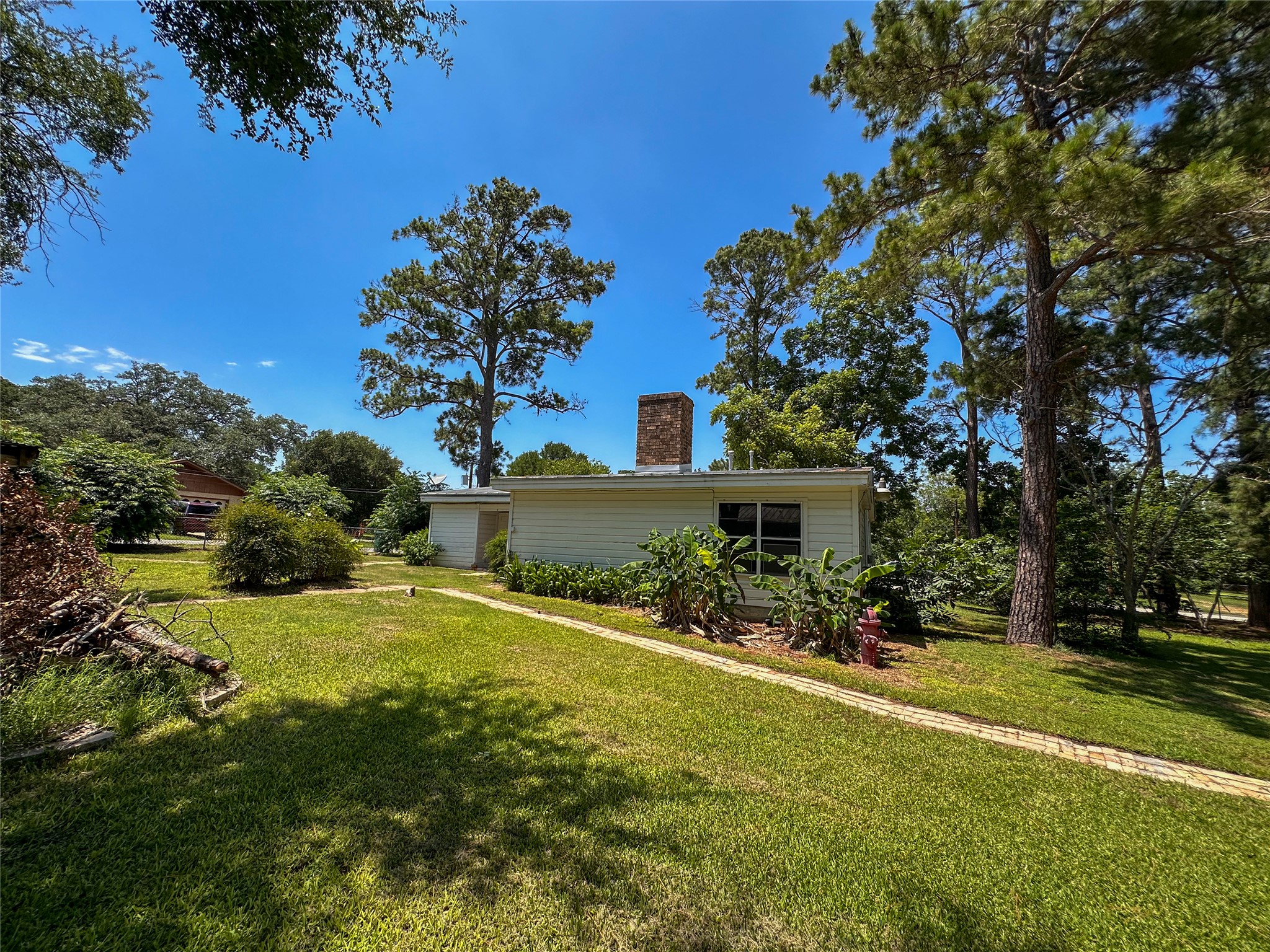 407 4th Avenue Smithville, TX 78957 - Photo 11 of 37 a view of backyard of house with green space