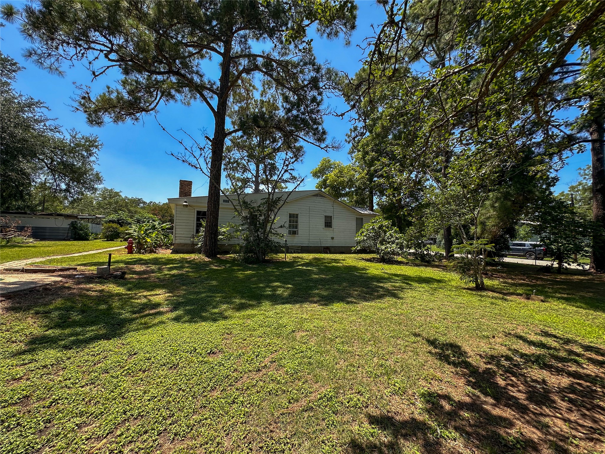 407 4th Avenue Smithville, TX 78957 - Photo 13 of 37 a view of a swimming pool with a yard