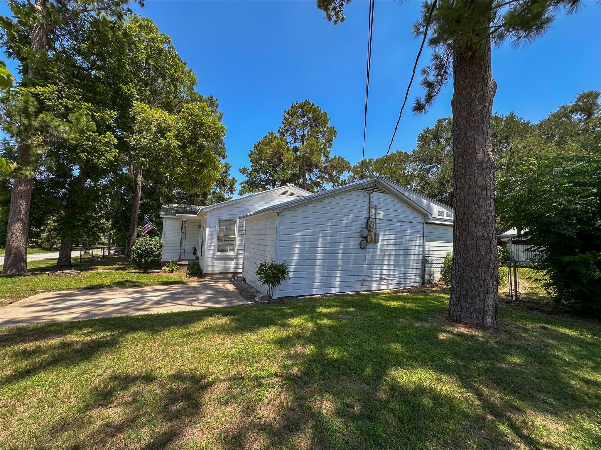 407 4th Avenue Smithville, TX 78957 - Photo 14 of 37 a view of a yard with a house in the background