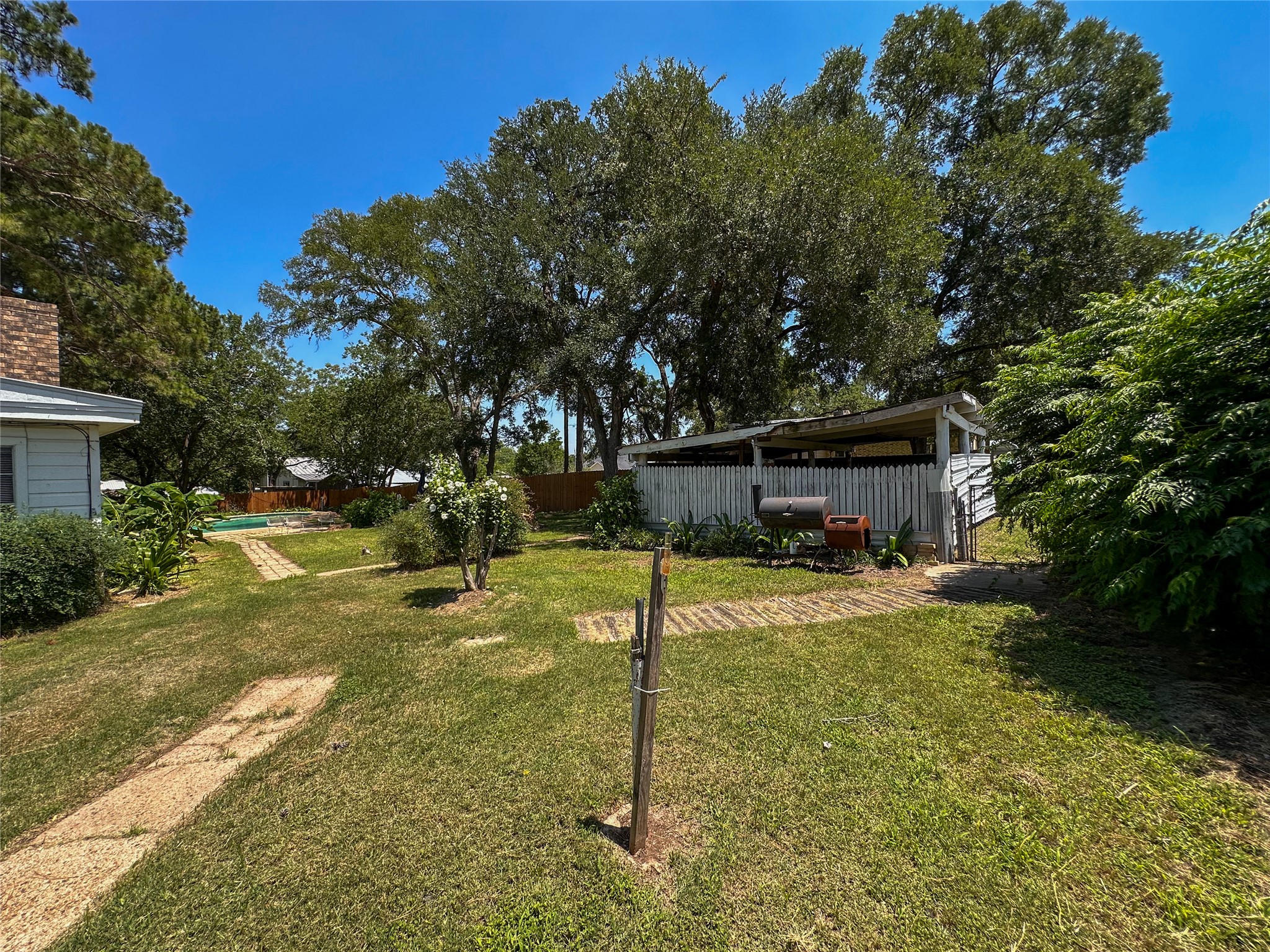 407 4th Avenue Smithville, TX 78957 - Photo 18 of 37 a front view of a house with a yard