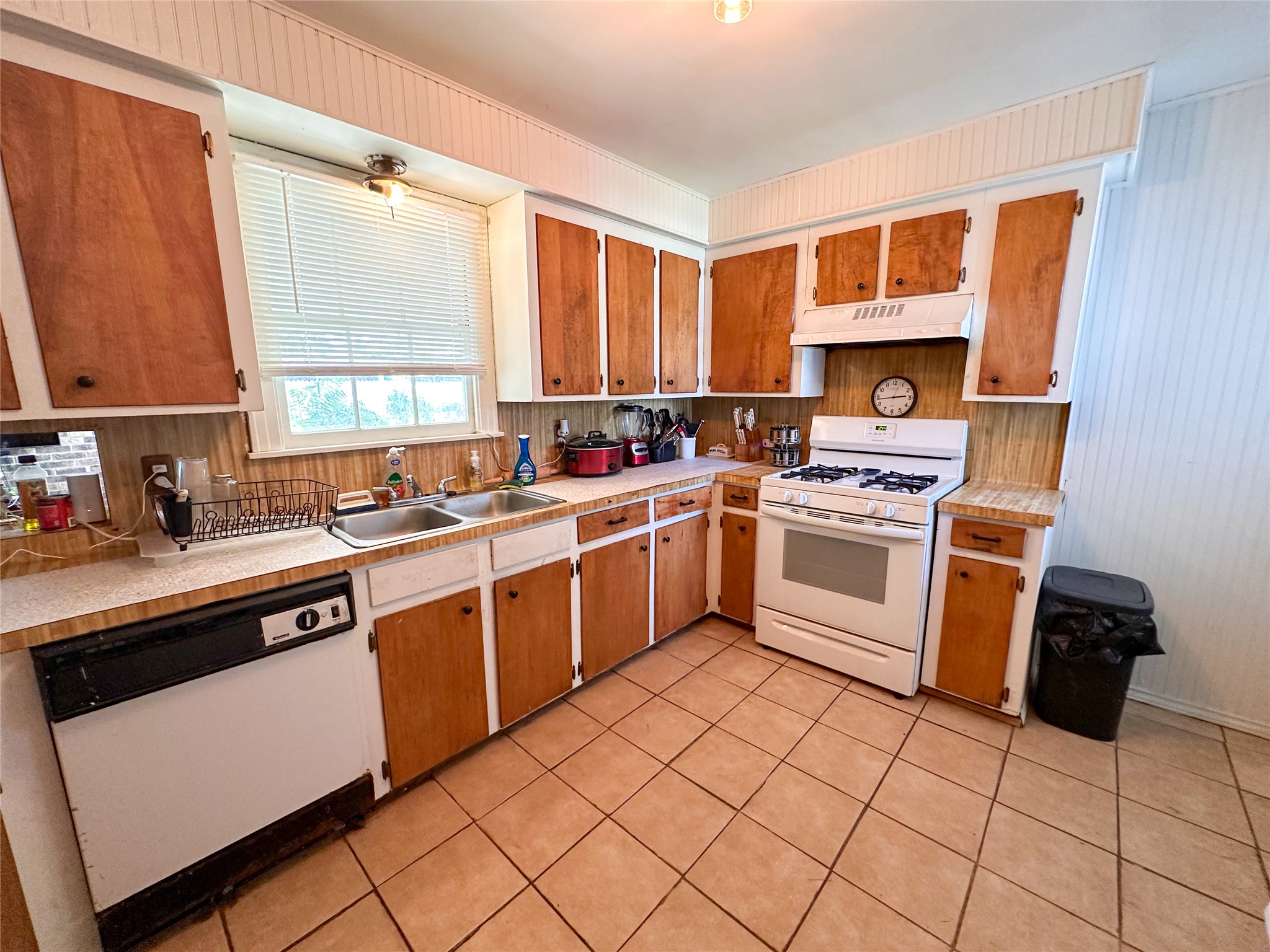 407 4th Avenue Smithville, TX 78957 - Photo 25 of 37 a kitchen with a sink a stove and cabinets