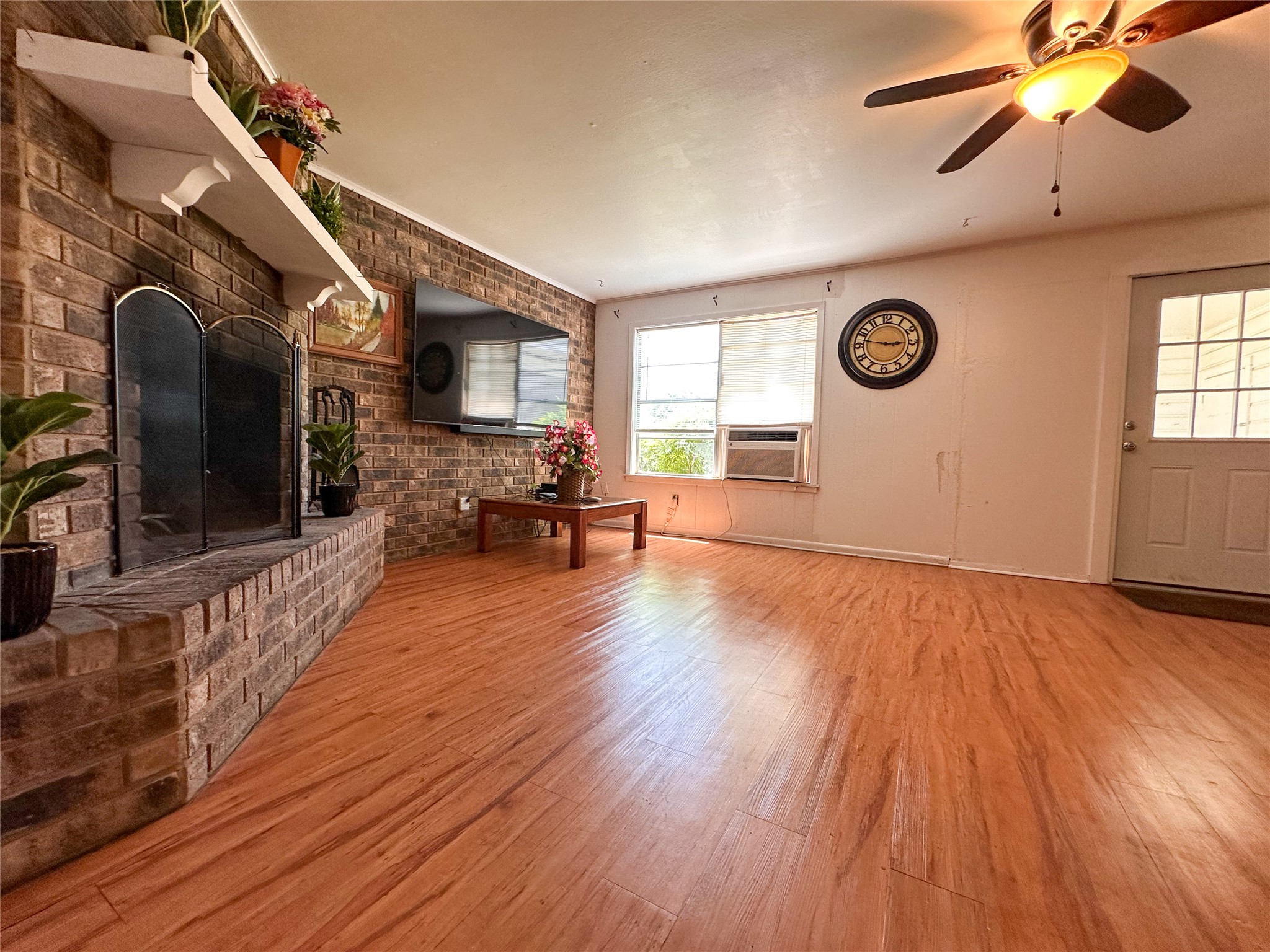 407 4th Avenue Smithville, TX 78957 - Photo 28 of 37 a view of a livingroom with furniture and a ceiling fan