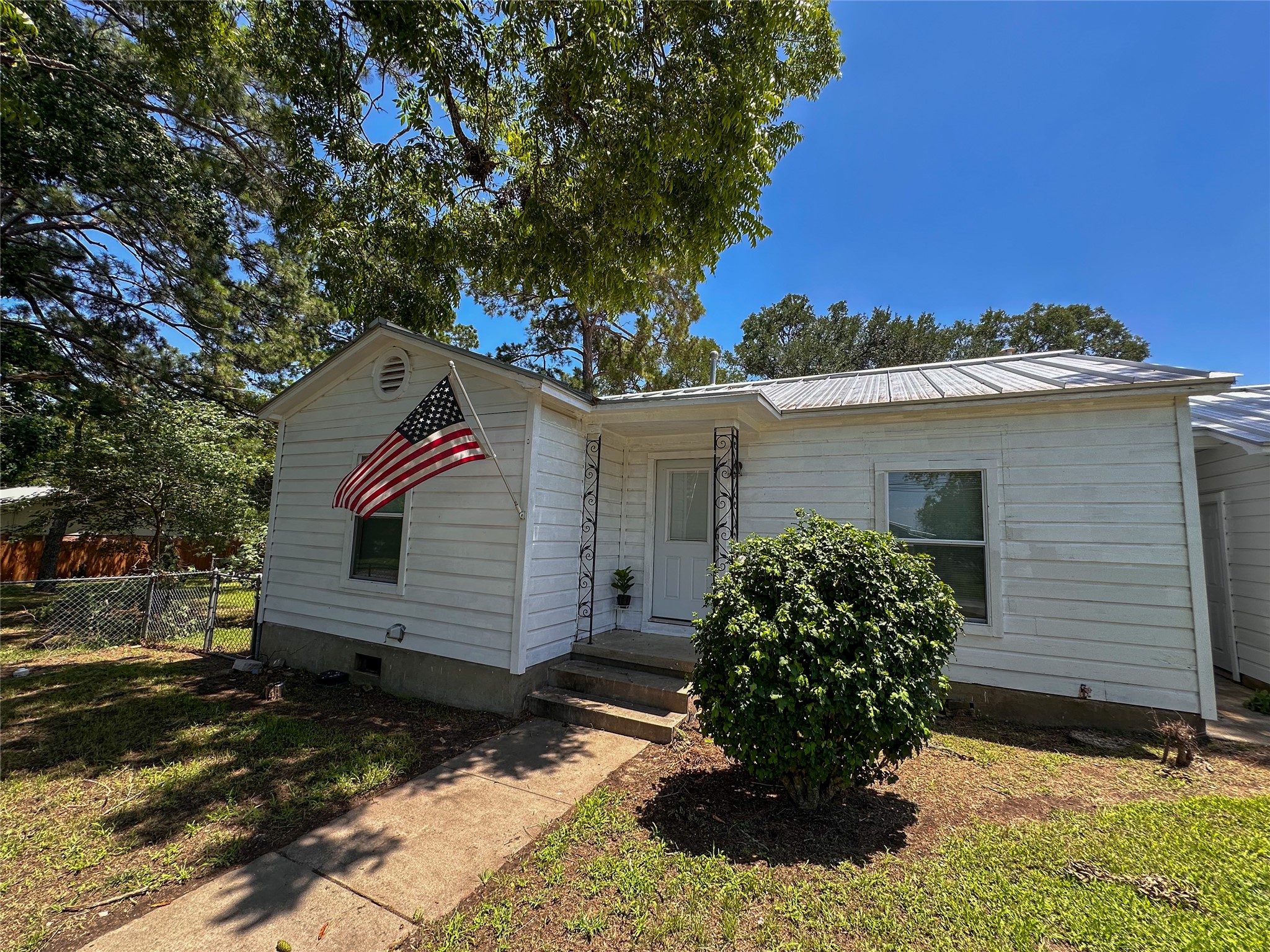 407 4th Avenue Smithville, TX 78957 - Photo 4 of 37 a view of a house with a yard
