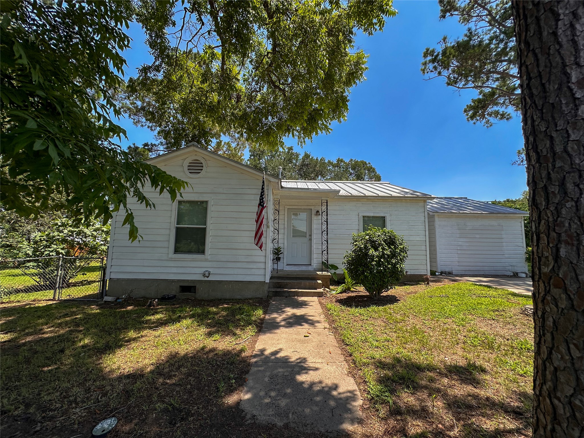 407 4th Avenue Smithville, TX 78957 - Photo 5 of 37 a view of a house with backyard and a tree