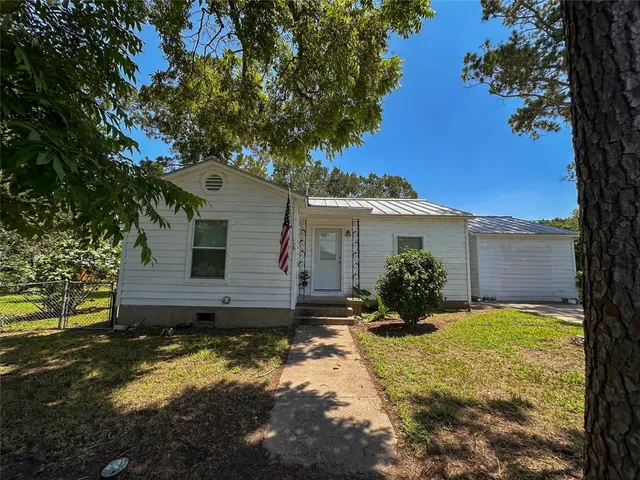 $265,000 | 407 4th Avenue, Smithville, TX 78957