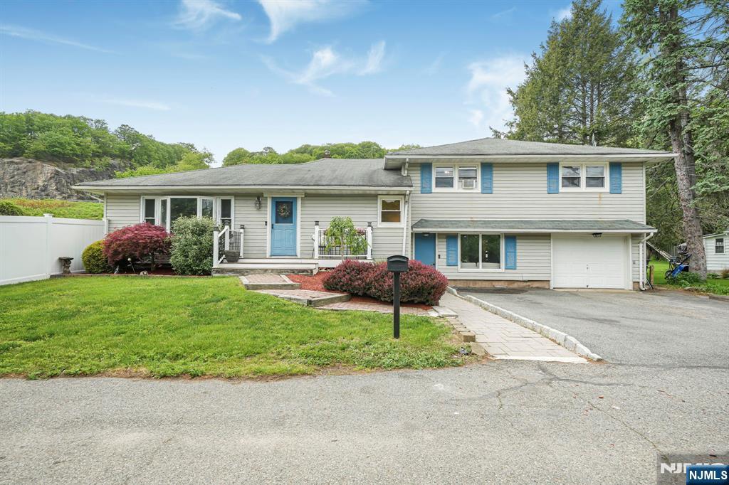 22 Federal Hill Road Pompton Lakes, NJ 07442 - Photo 1 of 40