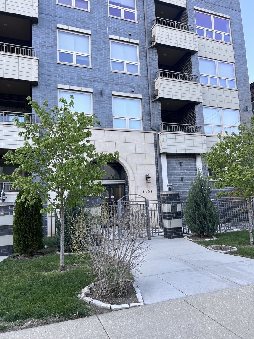 1208 East 64th Street, Unit 2B Chicago, IL 60637 - Photo 1 of 19