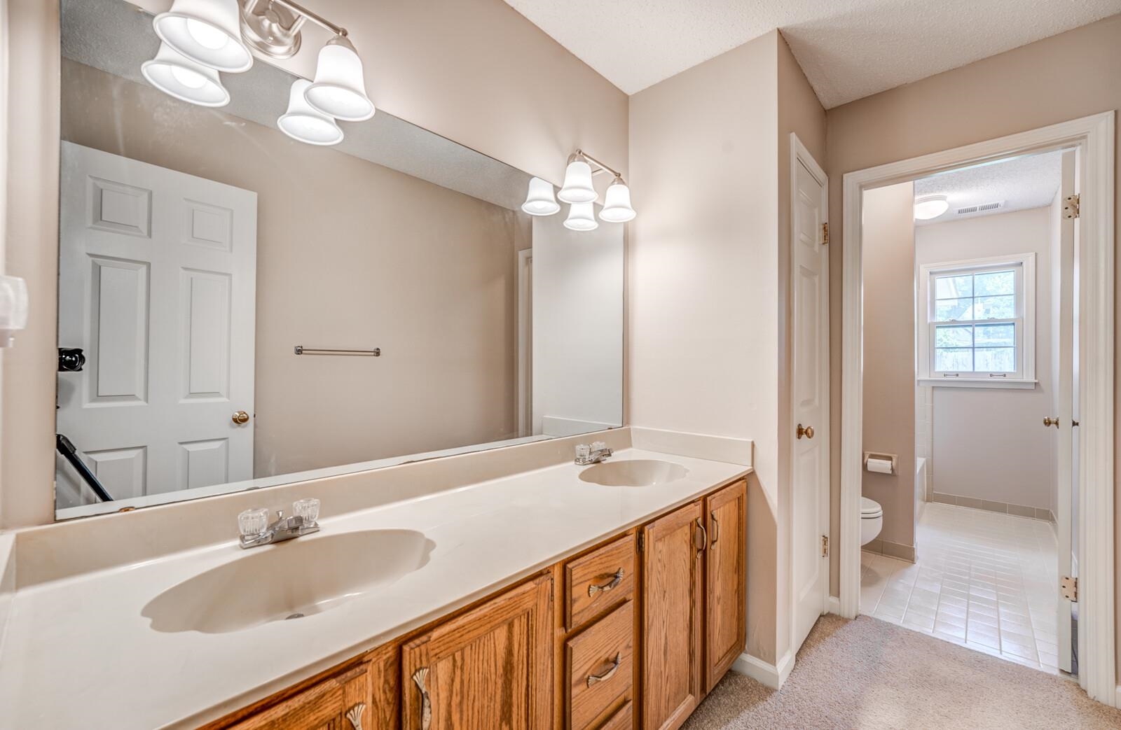8198 Walnut Creek Road Memphis, TN 38018 - Photo 24 of 32 Featuring double vanity, privacy toilet and tub/shower room.