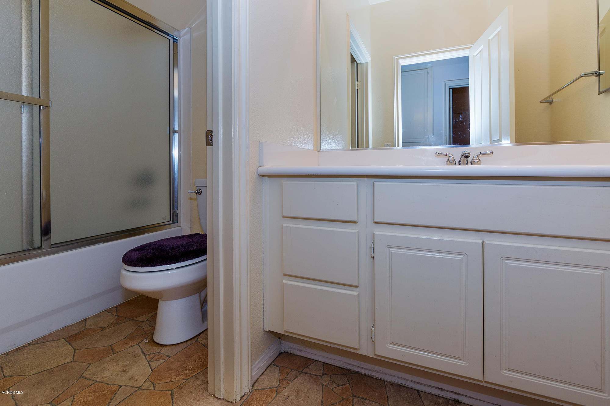 2505 Parade Avenue Simi Valley, CA 93063 - Photo 12 of 14 Bathroom