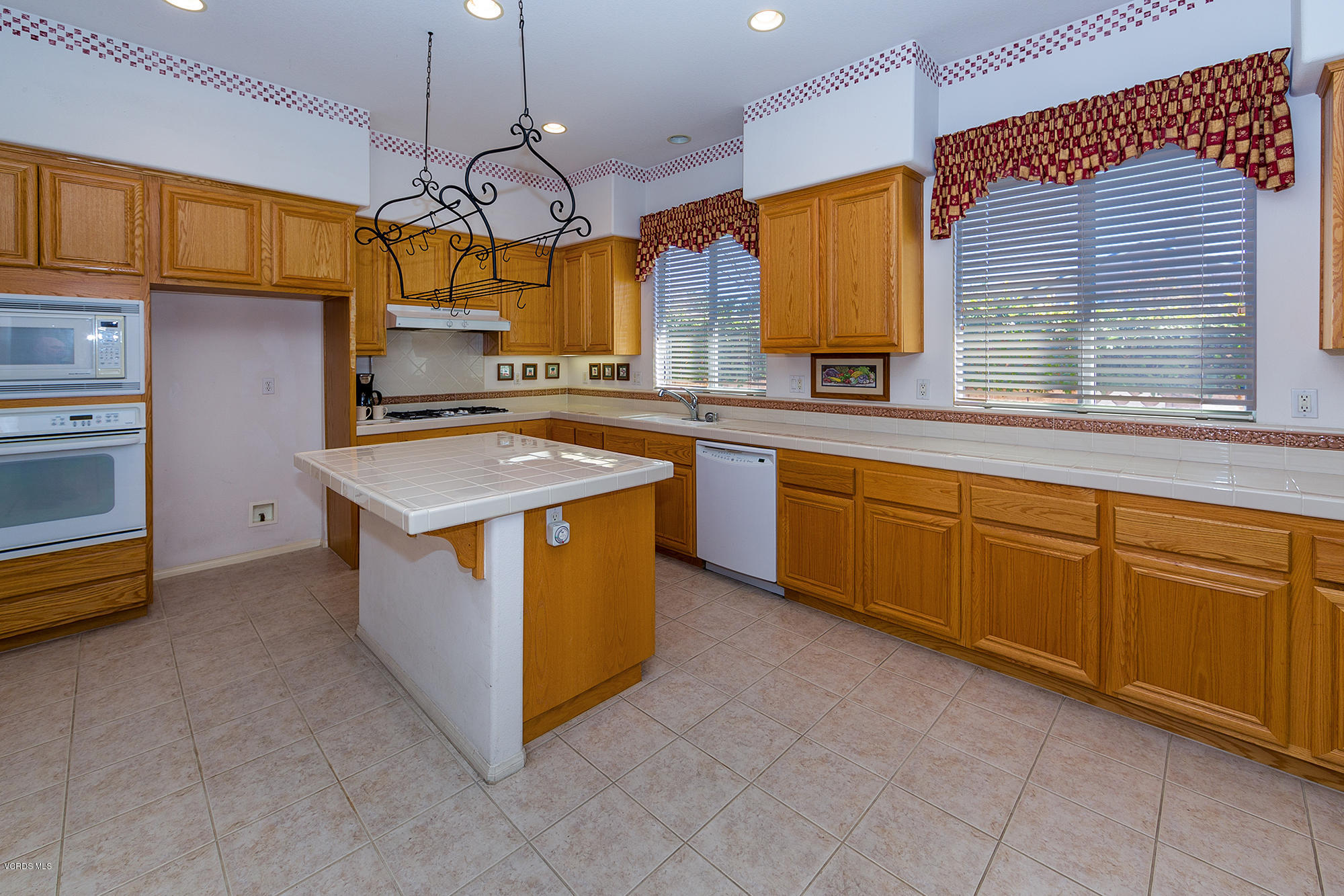 2505 Parade Avenue Simi Valley, CA 93063 - Photo 7 of 14 Kitchen