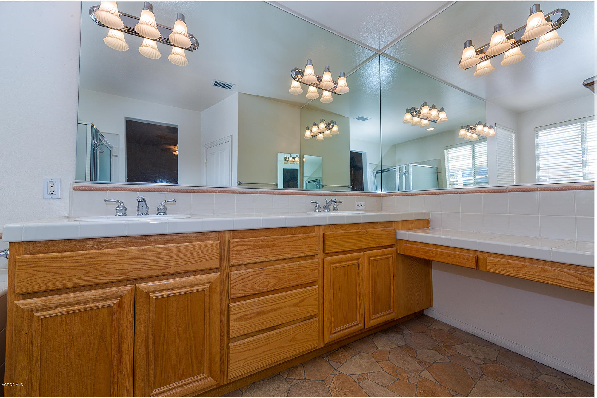 2505 Parade Avenue Simi Valley, CA 93063 - Photo 10 of 14 Master Bathroom
