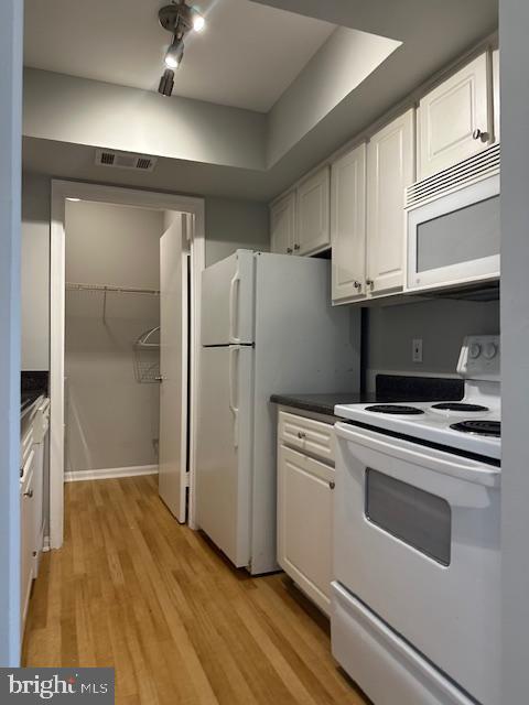 18334 Streamside Drive, Unit 302 Gaithersburg, MD 20879 - Photo 17 of 20