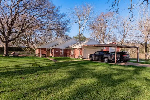 $380,000 | 2203 Shannon Drive, Huntsville, TX 77320