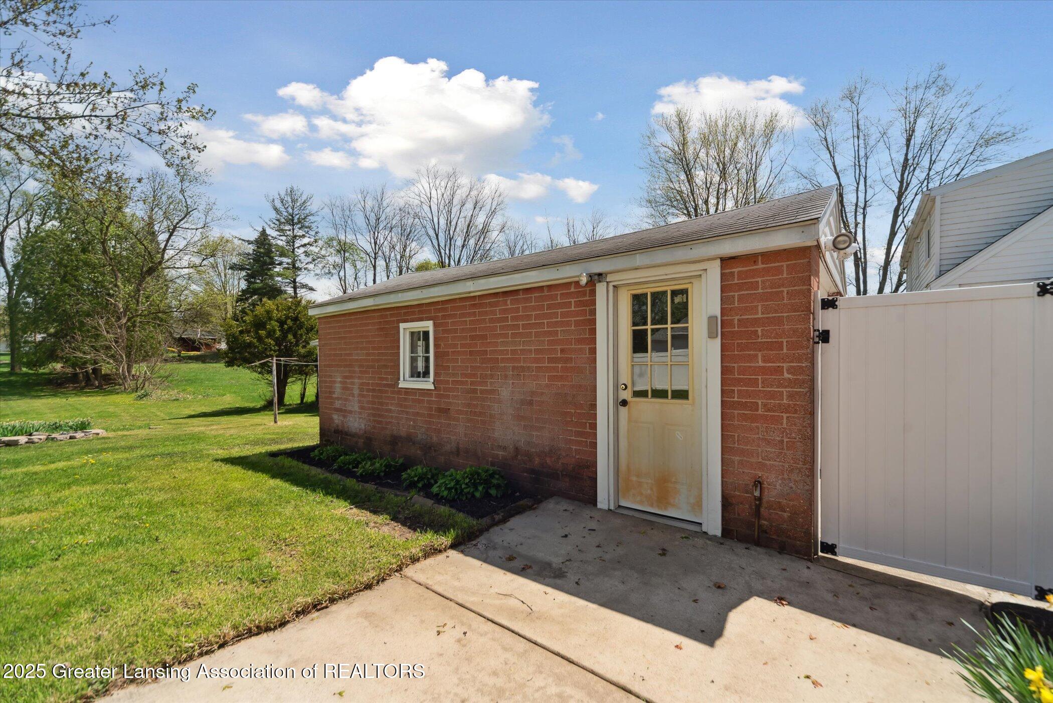 918 Clark Road Lansing, MI 48917 - Photo 28 of 31 31-918-Clark-Rd-Lansing-MI-48917-WindowS