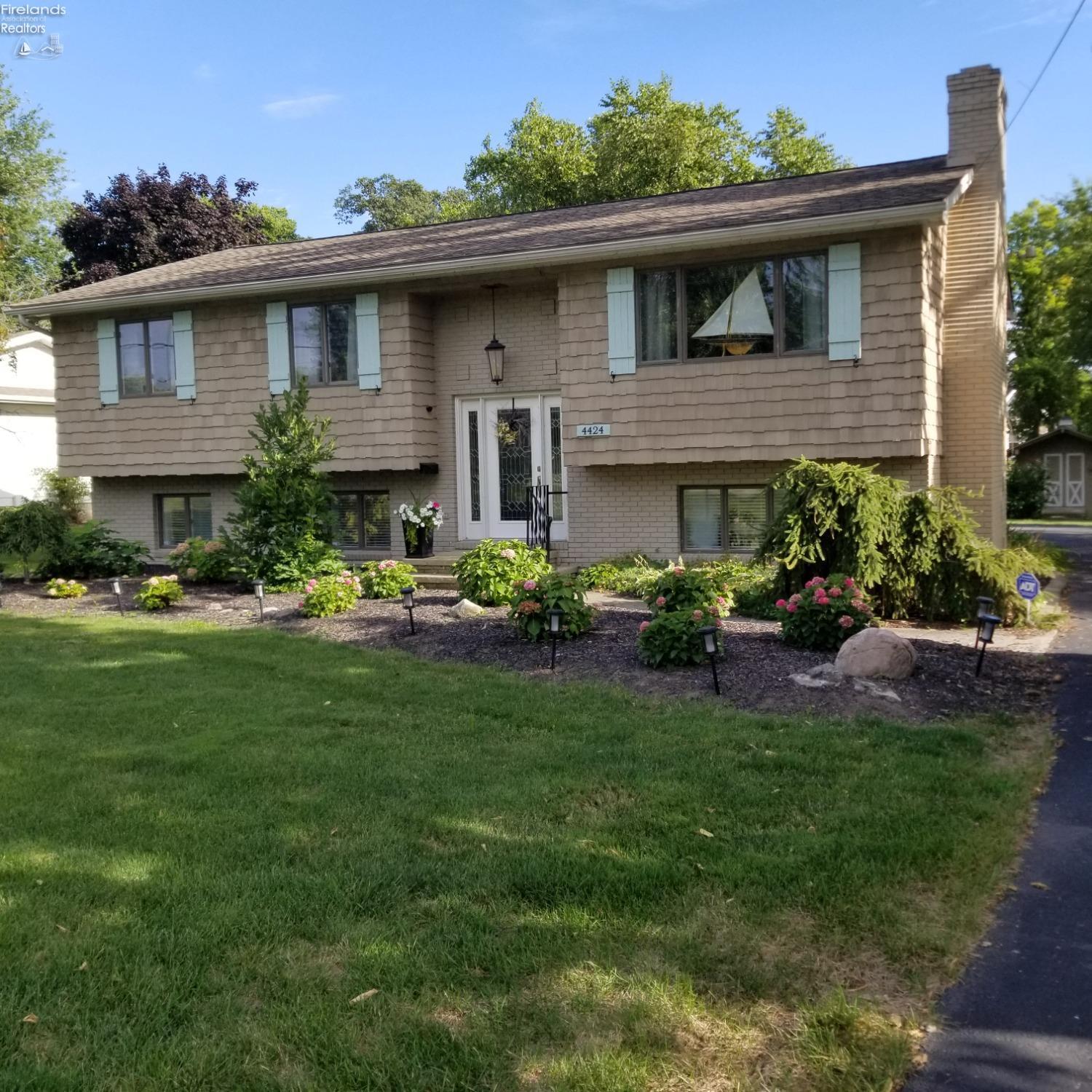 4424 Beach Club Road Port Clinton, OH 43452 - Photo 2 of 26 Gallery Image 2