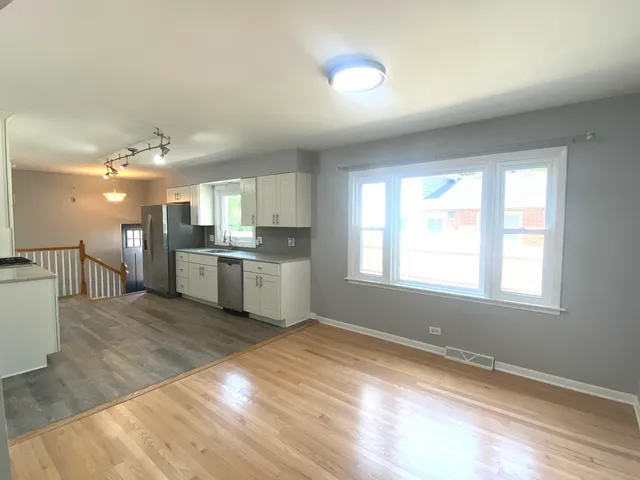 $4,300 | 426 Berteau Avenue, Elmhurst, IL 60126