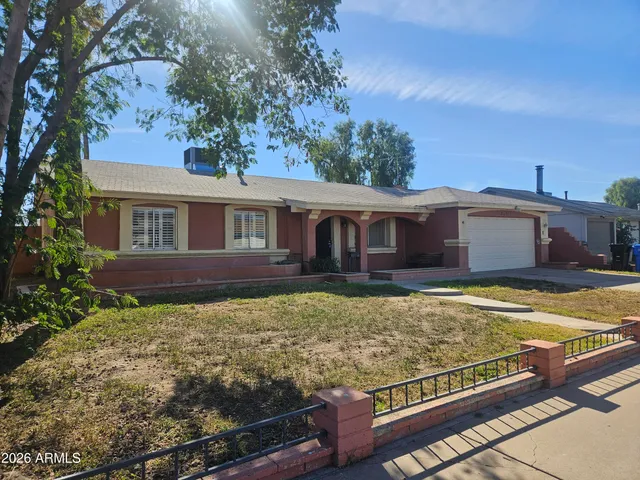 a view of a house with backyard