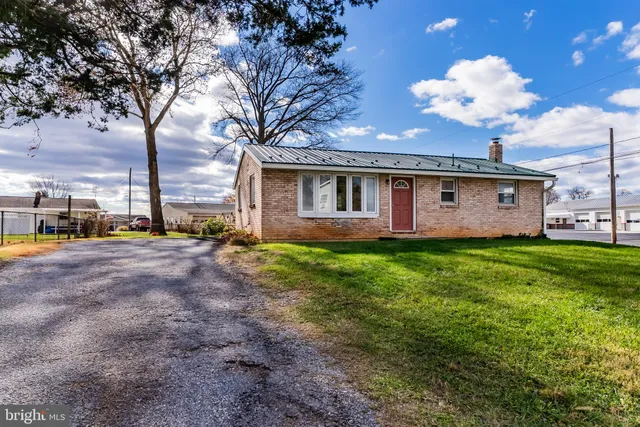 a view of a house with backyard and garden