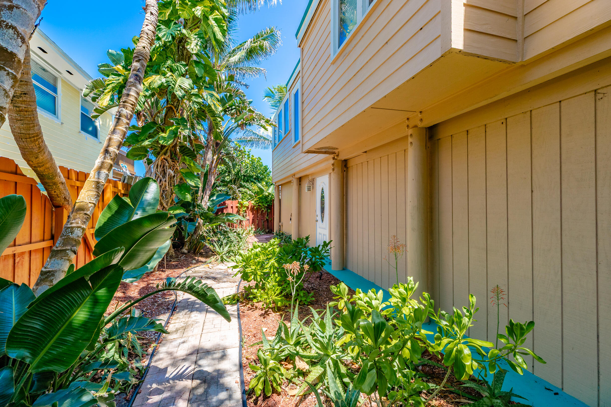 12946 Florida A1A Vero Beach, FL 32963 - Photo 6 of 29 a backyard of a house