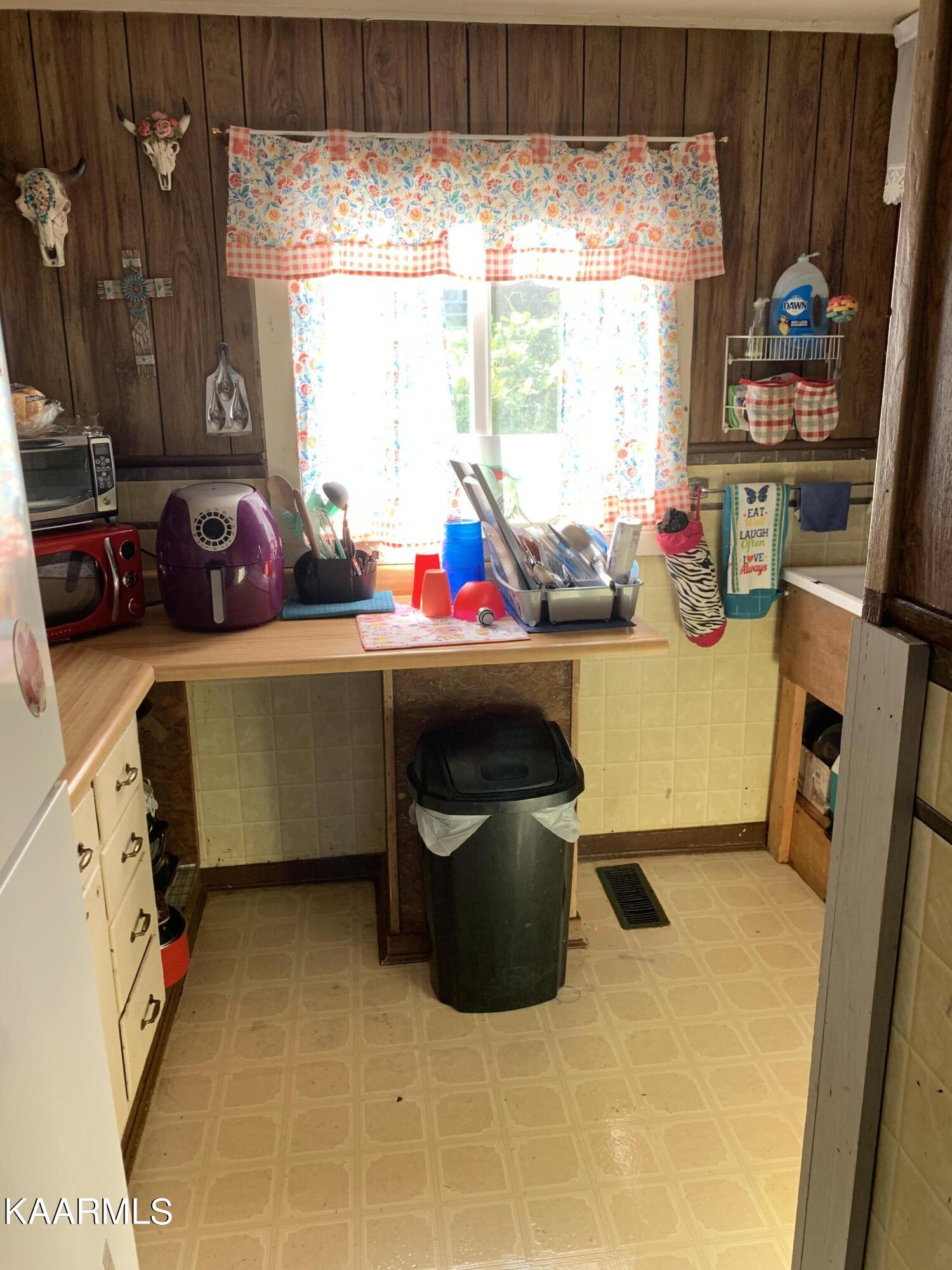 128 South Walker Lane Oak Ridge, TN 37830 - Photo 19 of 23 2088C4DC-8745-4A2E-AB19-6E5B895BE15C