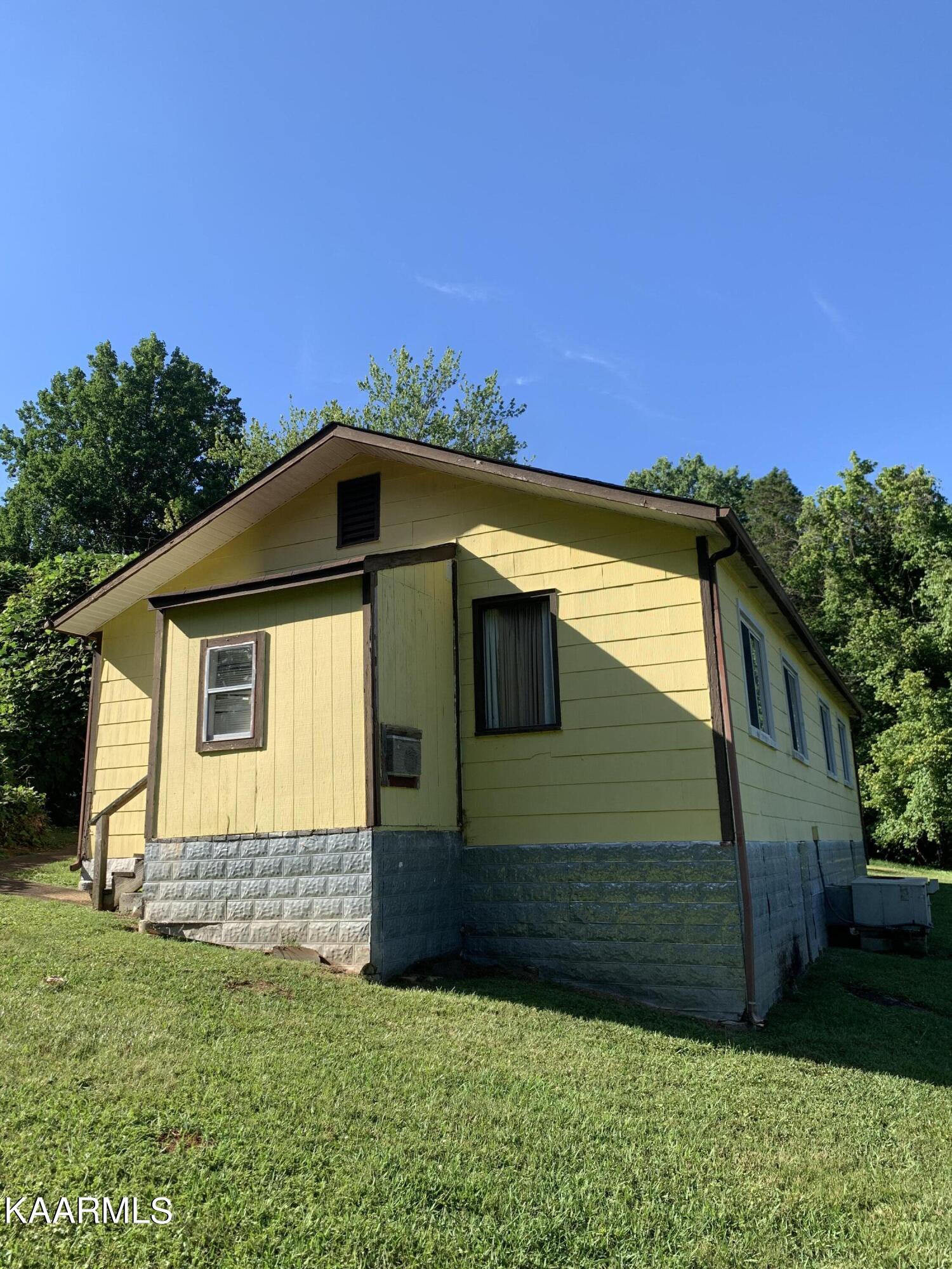 128 South Walker Lane Oak Ridge, TN 37830 - Photo 6 of 23 CE53FB29-DF1D-49A5-9B52-D6E8F9374FC1