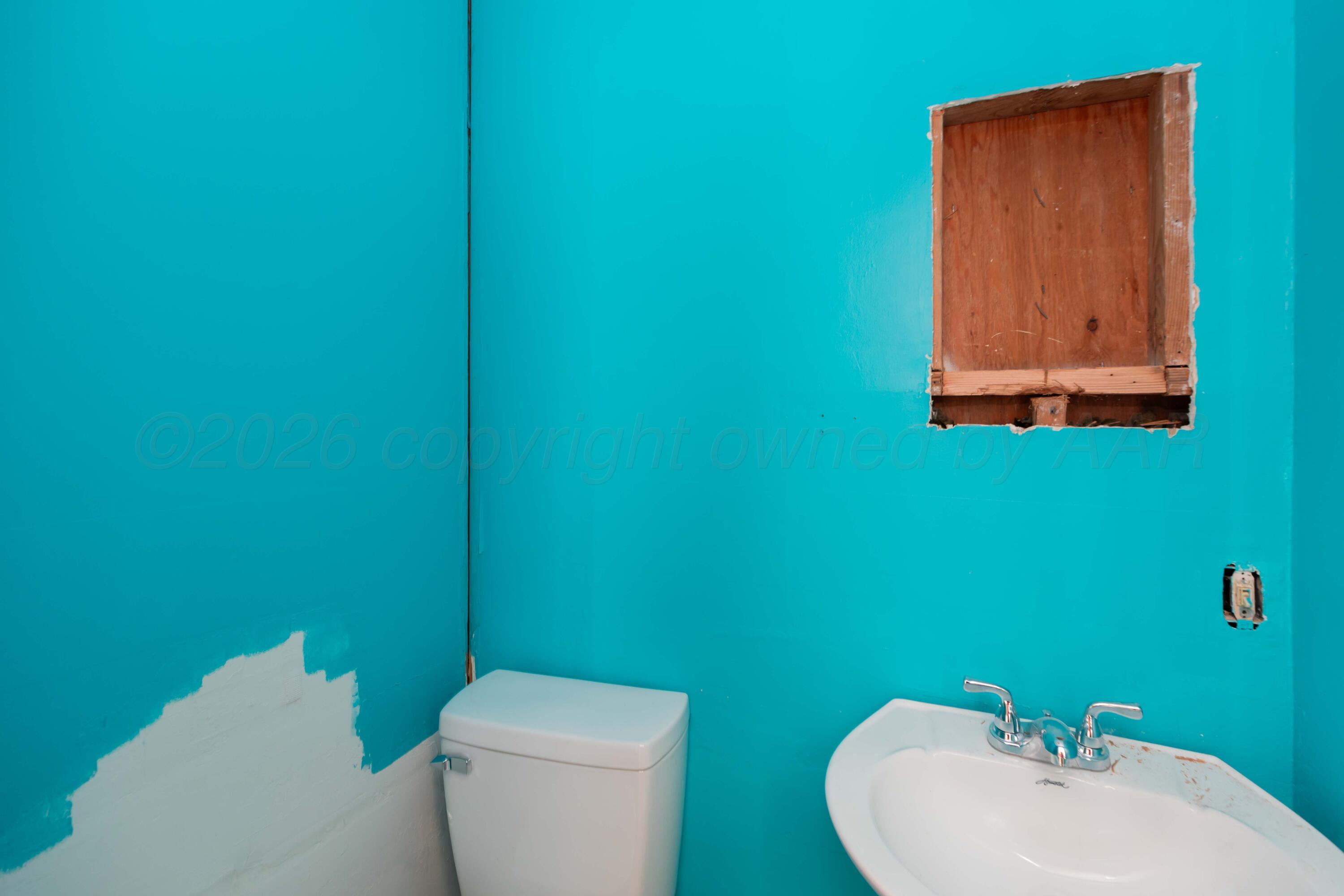 107 Inverness Street Borger, TX 79007 - Photo 17 of 22 MASTER BATH