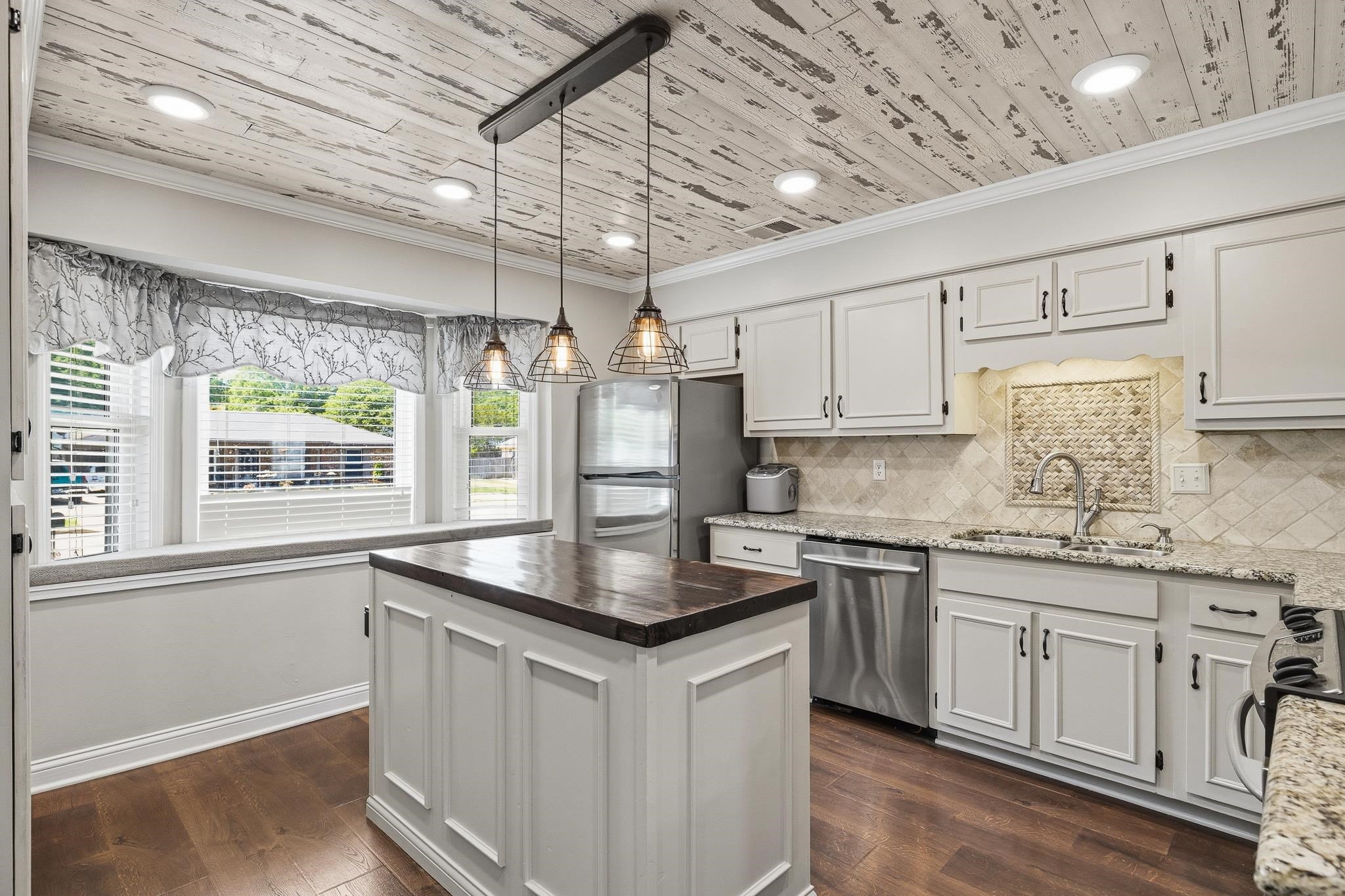 1234 Greenview Road Collierville, TN 38017 - Photo 9 of 33 a kitchen with stainless steel appliances granite countertop a sink a stove and a granite counter tops
