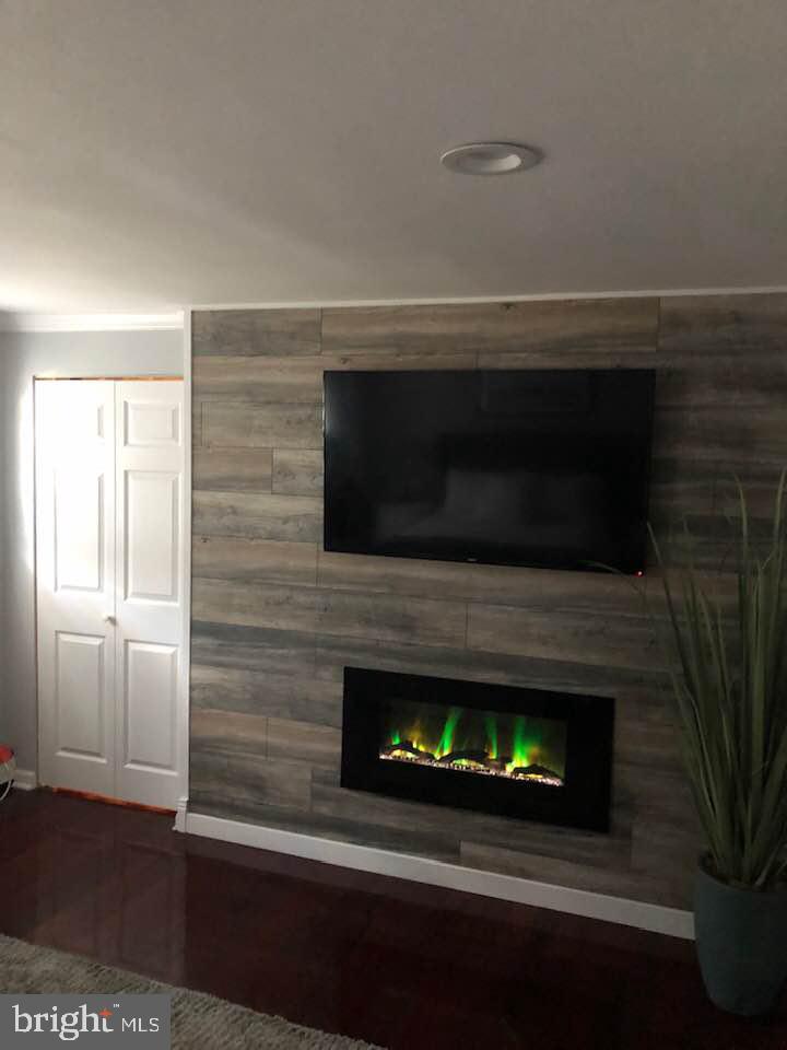 10906 East Keswick Road Philadelphia, PA 19154 - Photo 14 of 33 Master Bed fireplace