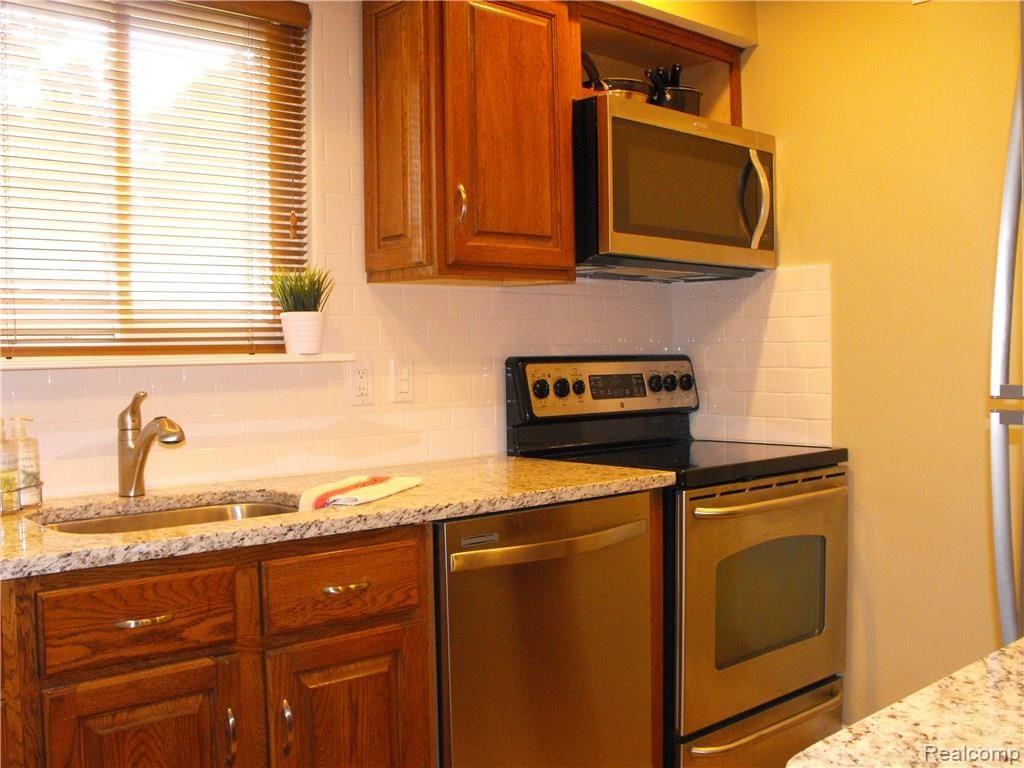 402 Baldwin Avenue Rochester, MI 48307 - Photo 13 of 40