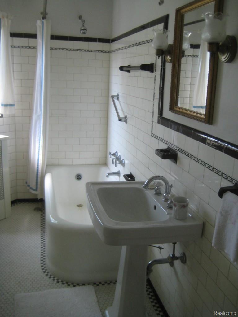 1692 Prestwick Road Grosse Pointe, MI 48236 - Photo 37 of 49 029.jpg