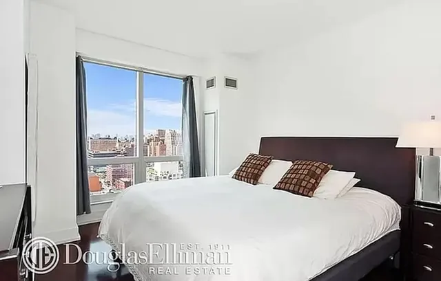 $4,450 | 350 West 42nd Street, Unit 24K | Hell's Kitchen
