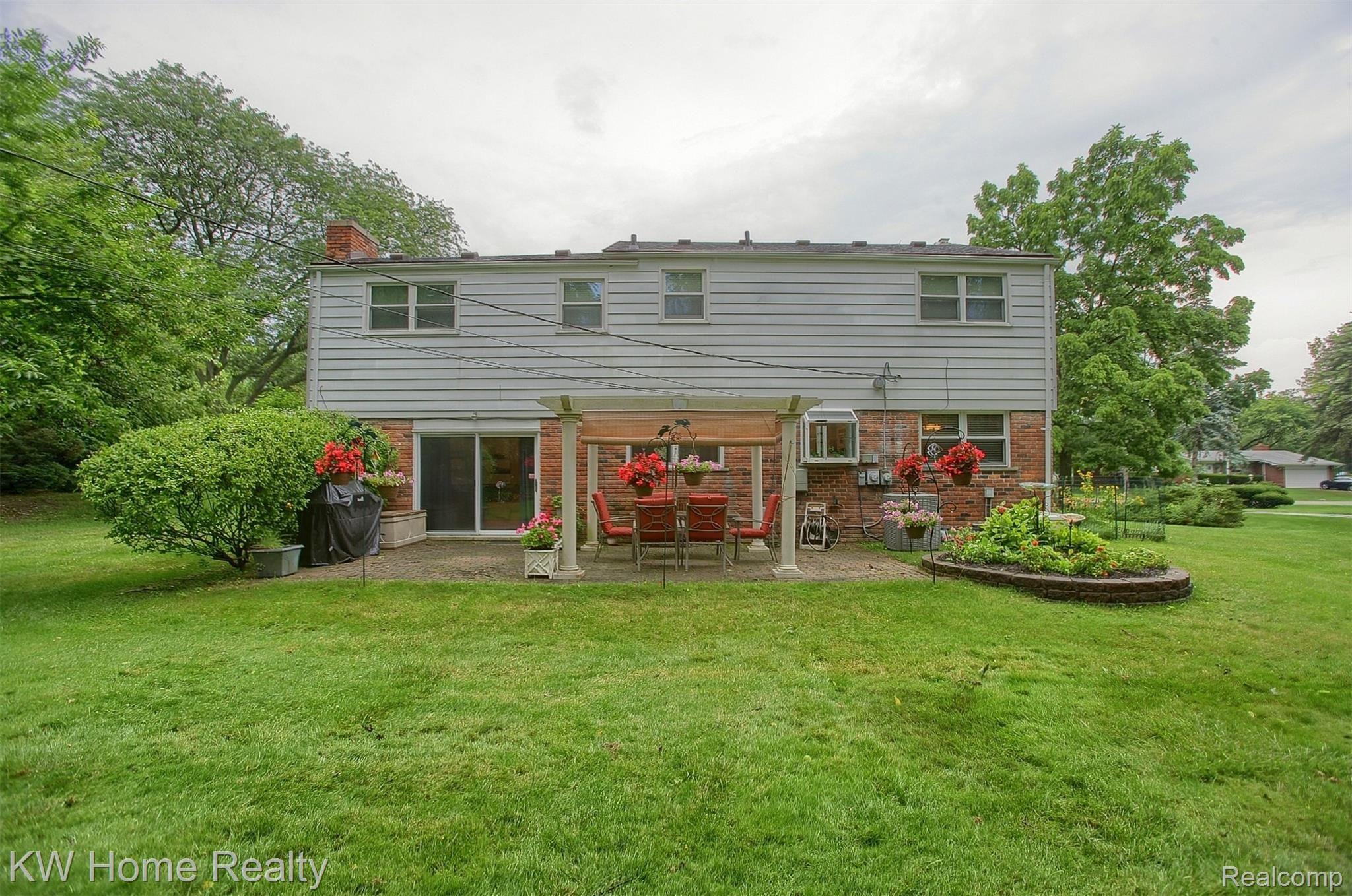 7074 Springridge Road West Bloomfield, MI 48322 - Photo 29 of 34 29-Rear.jpg