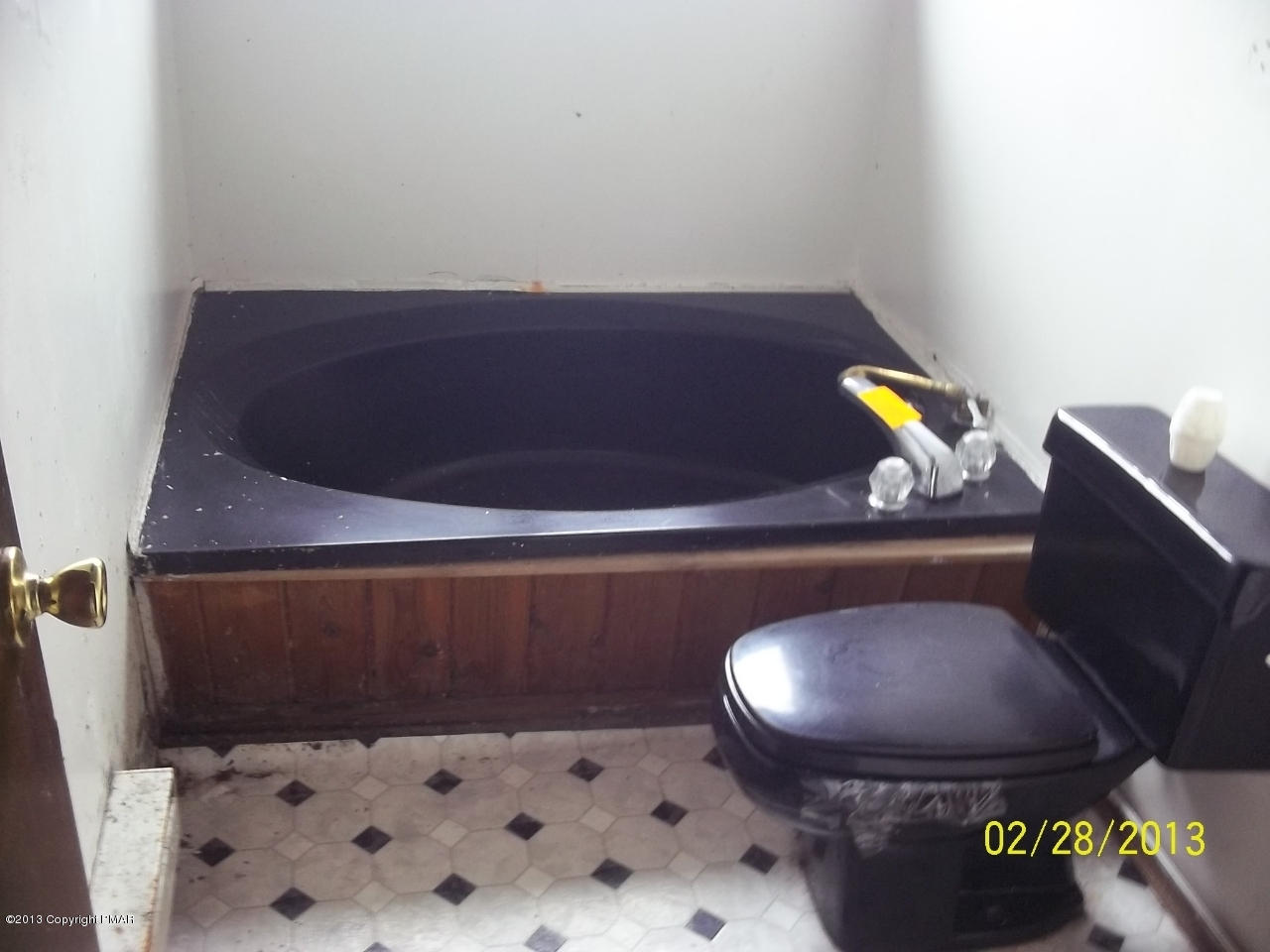 1453 Falls Road Bushkill, PA 18324 - Photo 12 of 17 206