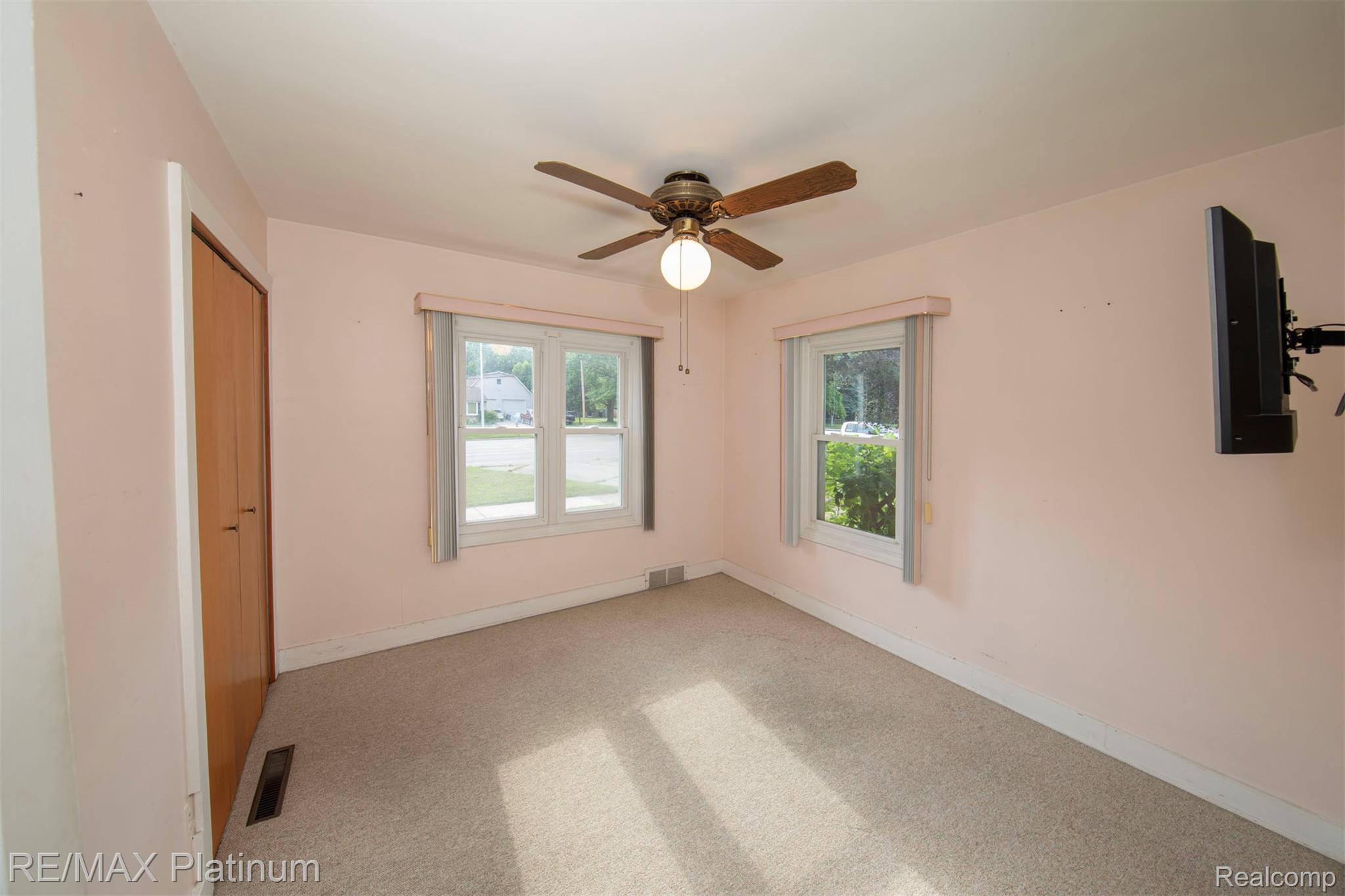 18696 Inkster Road Redford, MI 48240 - Photo 9 of 14 Main Floor Bedroom.jpg