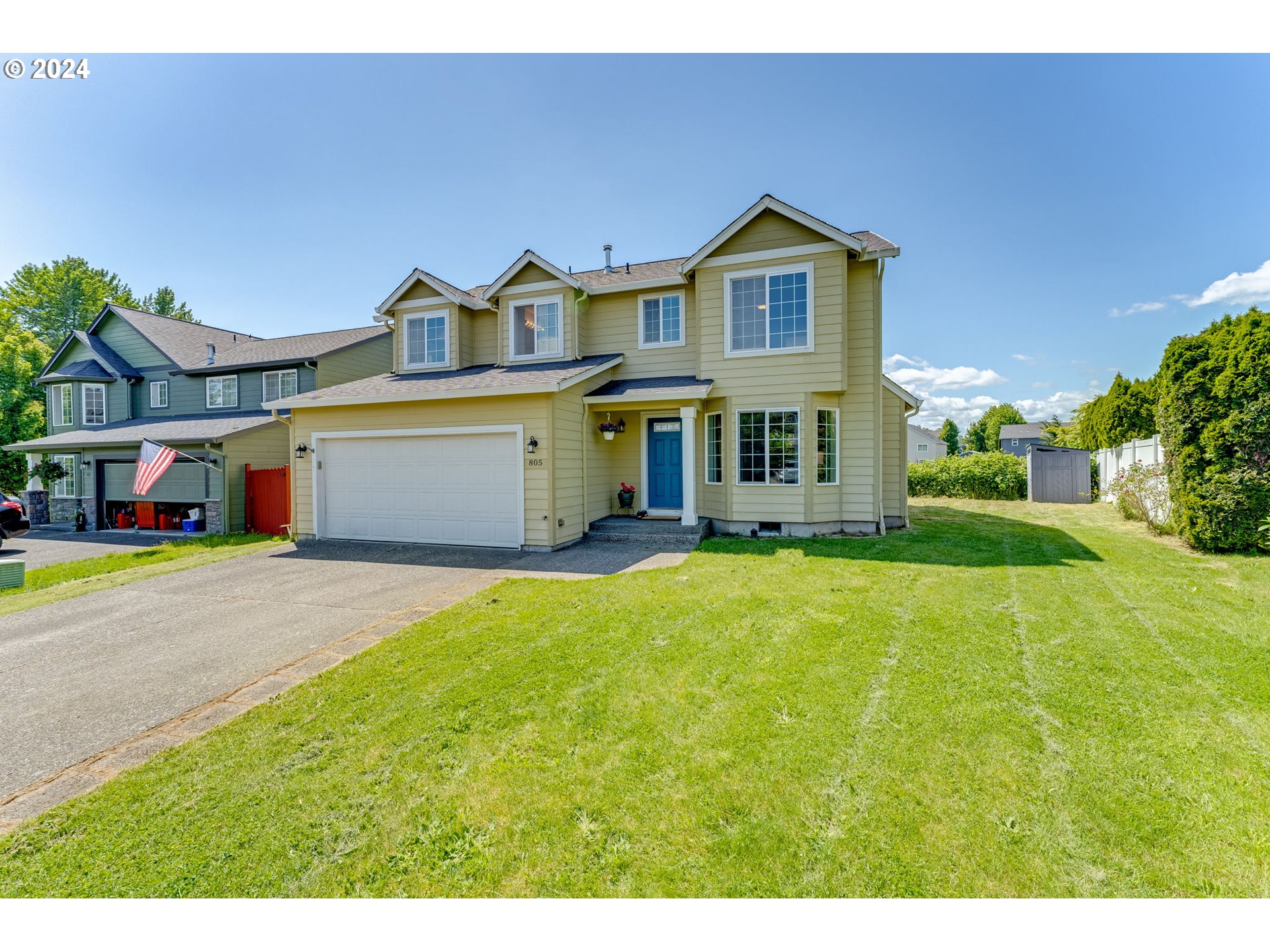 805 Raven Drive Ridgefield, WA 98642 - Photo 2 of 35 a front view of a house with a yard and garage